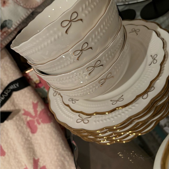 Gold Bow Scalloped Edge
Dinner Plates Set Of 6 - New Home | Color: White - Picture 10 of 10